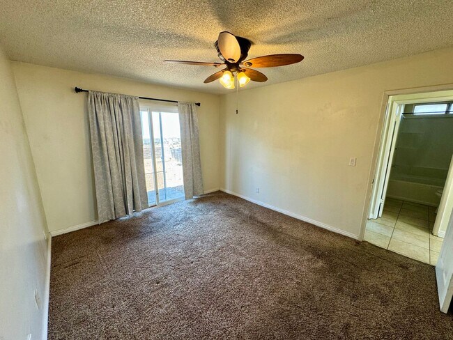 Building Photo - Nice 2 Bedroom Home with Large Backyard an...