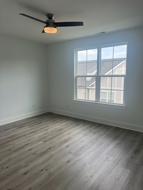 Building Photo - Stunning 3BR/3.5BA with 2+ car attached ga...
