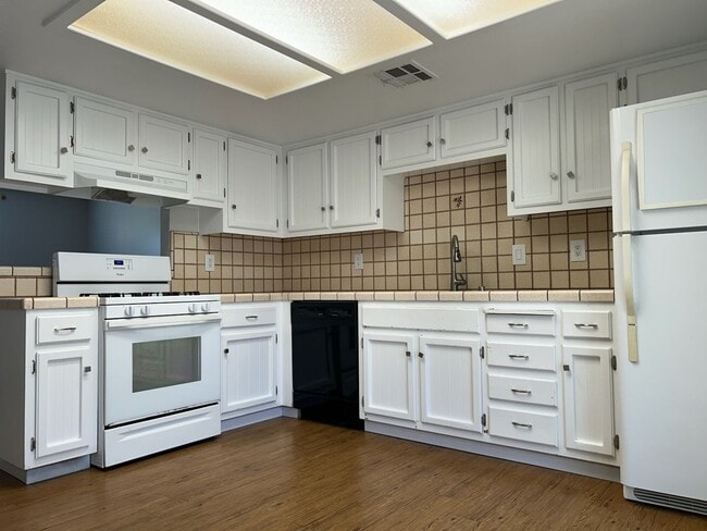 Building Photo - 912 W Graaf Ave