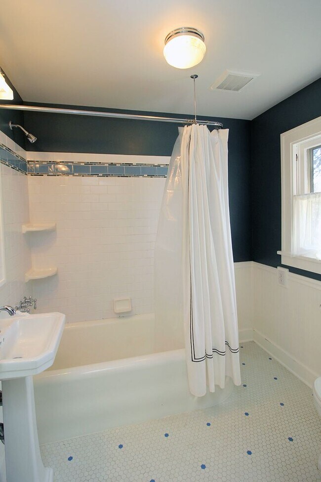 Building Photo - 2241 NE 33rd Ave