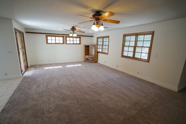 Building Photo - Old Orchard 1 - 4 Bedroom Home in Valencia!