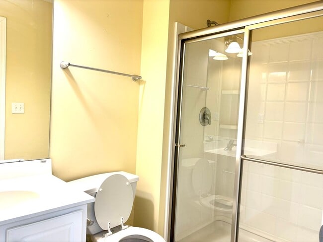 Building Photo - Don't miss out on this great 3 bed 3.5 bath townhouse with tons of amenities!