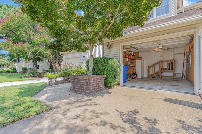 Building Photo - Immaculate 3bedroom 2.5 Townhouse on Kempsville Green Gold Couse