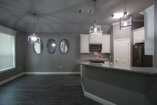 Building Photo - Coming Soon! Stunning 3 Bed 2 Bath Home on...