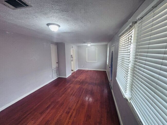 Building Photo - Charming 3-Bedroom Home in a Convenient Lo...
