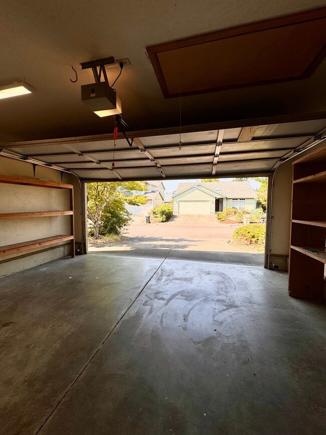 Building Photo - Gorgeous 3 Bed 2 Bath Home Near Shopping and Schools!