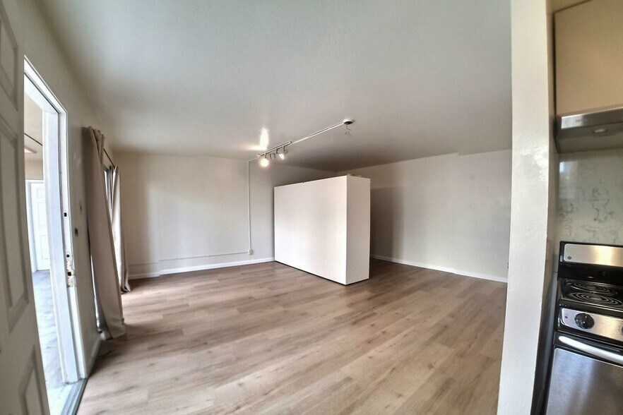 Building Photo - 1907 Greenwich St