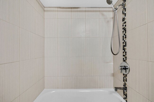 Building Photo - Bright and modern one bedroom one bathroom...