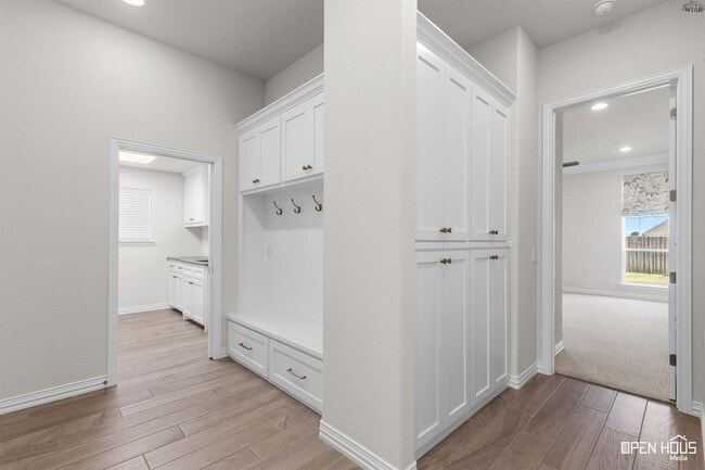 Building Photo - 5682 Blackstone Dr