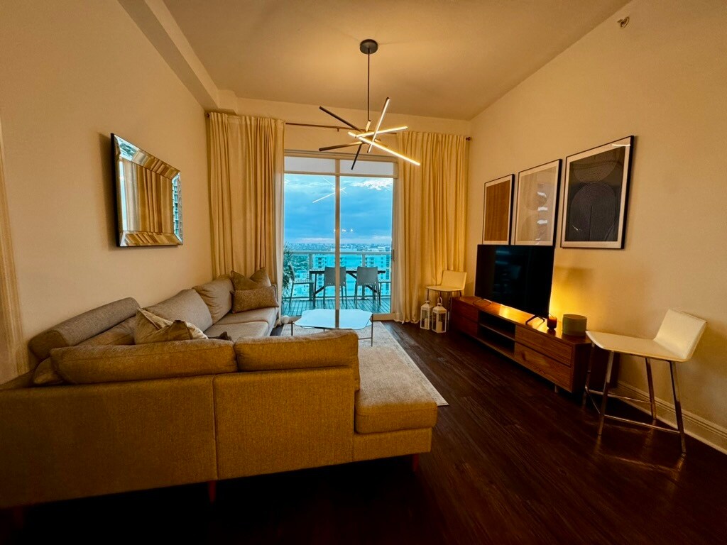 Living area - 1250 S Miami Ave