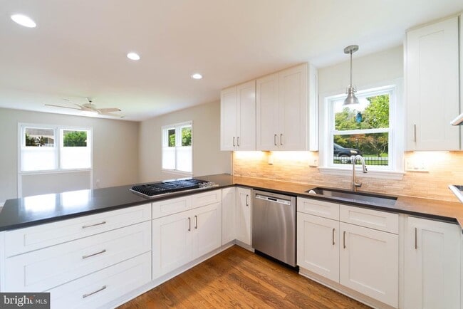 Building Photo - 610 Valley Brook Dr