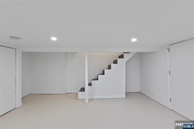 Building Photo - 676 Chestnut St