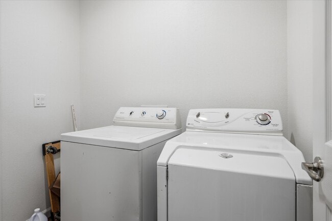 Building Photo - 30535 Rd 400