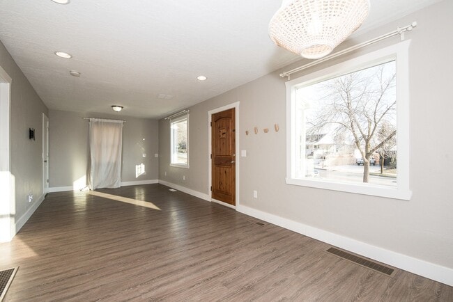 Building Photo - Beautiful Spacious Home in Sugarhouse!