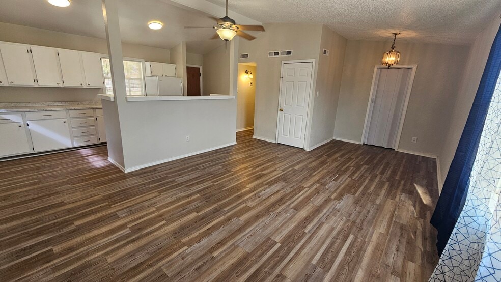 Building Photo - 1006 S Plains Park Dr