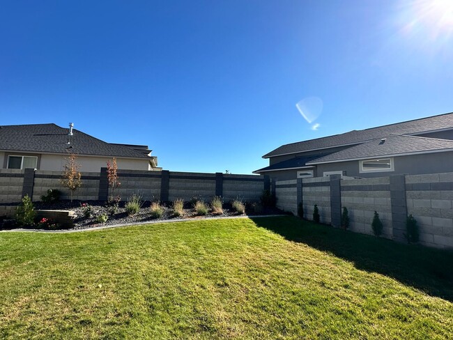 Building Photo - DESIRABLE HOME IN SOUTH RICHLAND, WA!