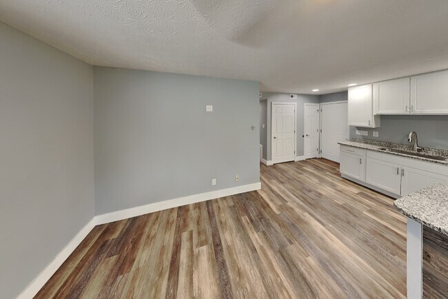 Building Photo - 107 E 16th Ave