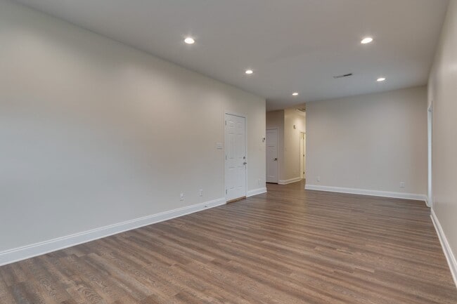 Building Photo - 2 BR 2 Bath Condo with Garage