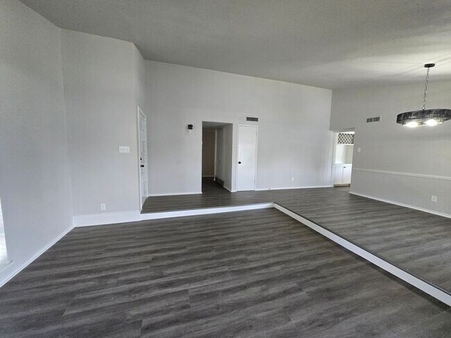 Building Photo - Hilltop 3 Bedroom, 2 Bath, 2 Car Garage Pr...