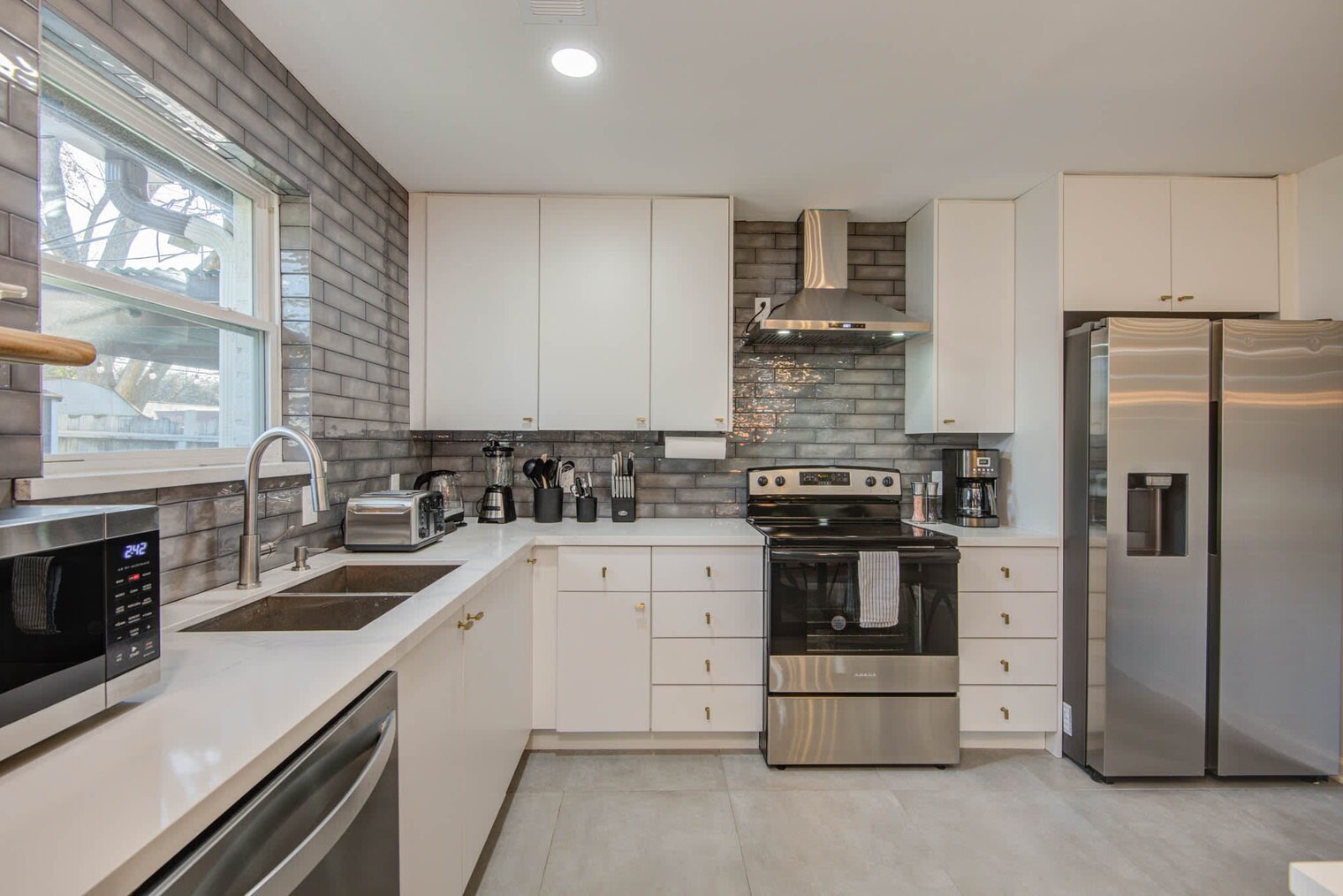 Building Photo - 9515 Meadowglen Ln