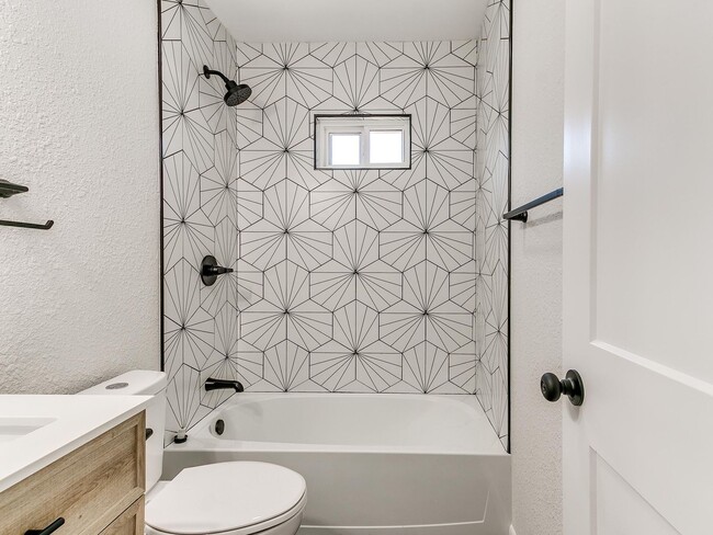 Building Photo - Newly Remodeled 2 Bed, 1 Bath Apt in Near The Paseo