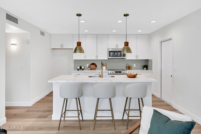 Building Photo - 8876 W Bluefield Ave