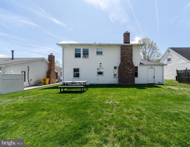 Building Photo - 1908 Champlain Dr