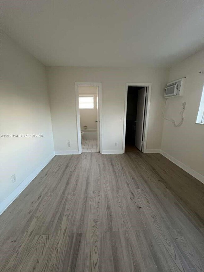 Building Photo - 1100 NE 9th Ave