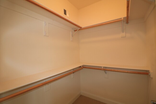 Building Photo - SHORT TERM LEASE AVAILABLE -- Luxury TH in Bethesda - 4 bed + 3.5 ba - Elevator TH in Gated commu...