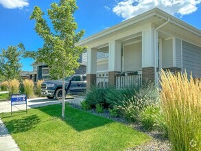 Building Photo - Expansive Backyard