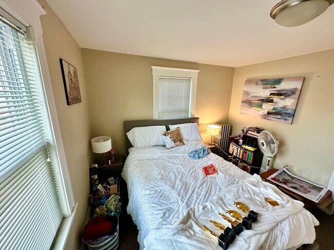 Building Photo - 156 Main St