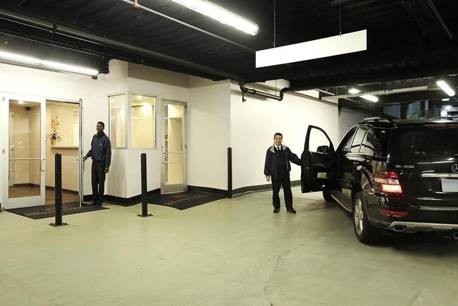 Building Photo - 914 N Main St