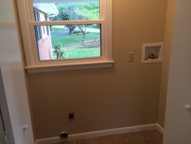 Building Photo - Charming 4 Bedroom / 2 Bathroom Home Brist...