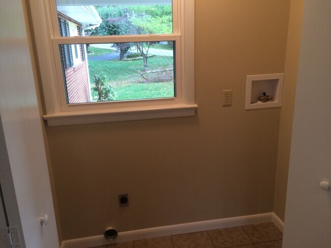 Building Photo - Charming 4 bedroom 2 bathroom home