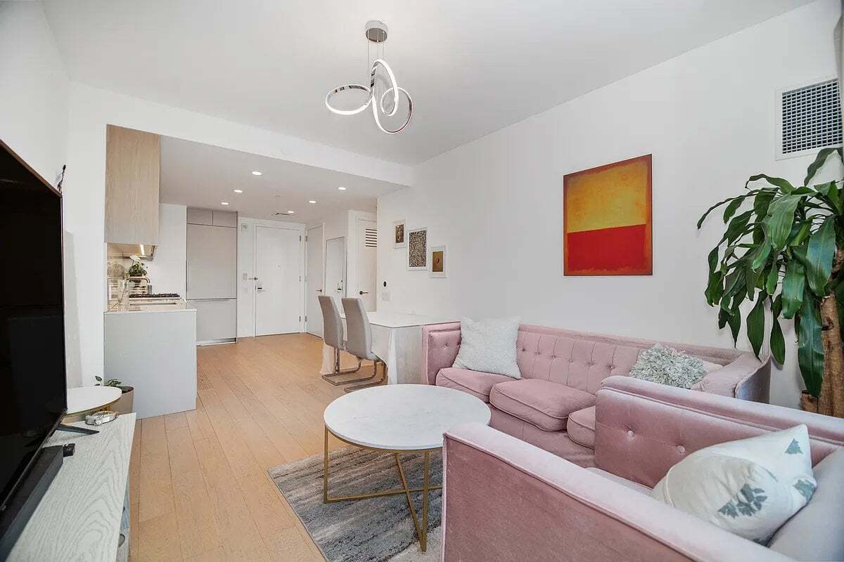 Building Photo - 3 Ct Square W