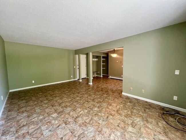 Building Photo - 1 Bedroom, 1 Bathroom Apartment In Desirable Location!