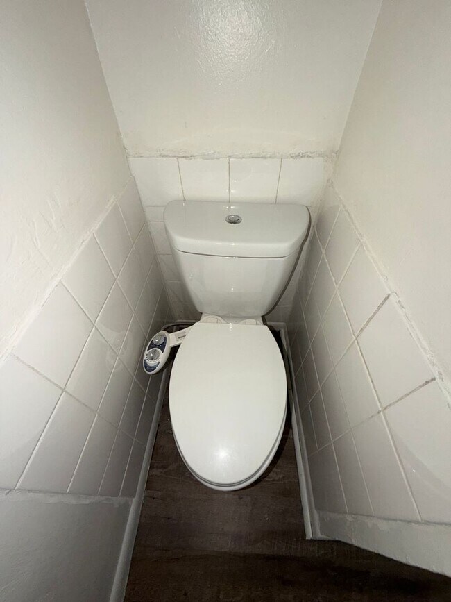 Building Photo - 1Bedroom RENOVATED Duplex With Washer/Dryer