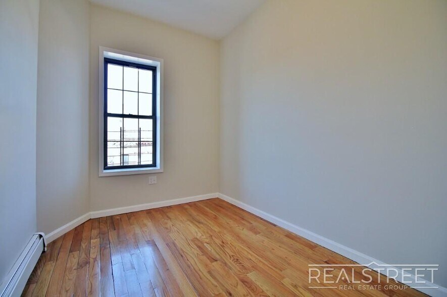 Building Photo - Renovated 3 BR with W/D! in Bed Stuy Townhouse
