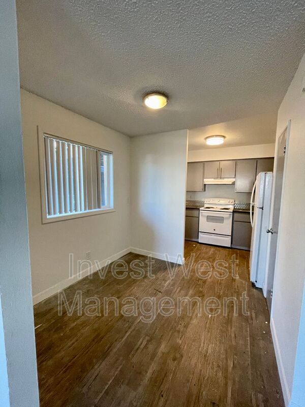 Building Photo - 1940-1933 33rd Ave