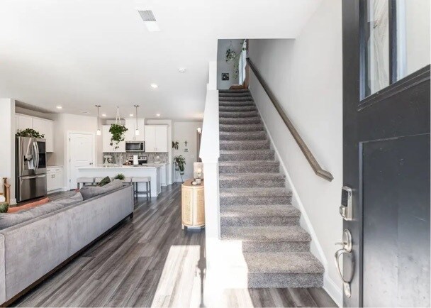 Building Photo - 241 River Rd