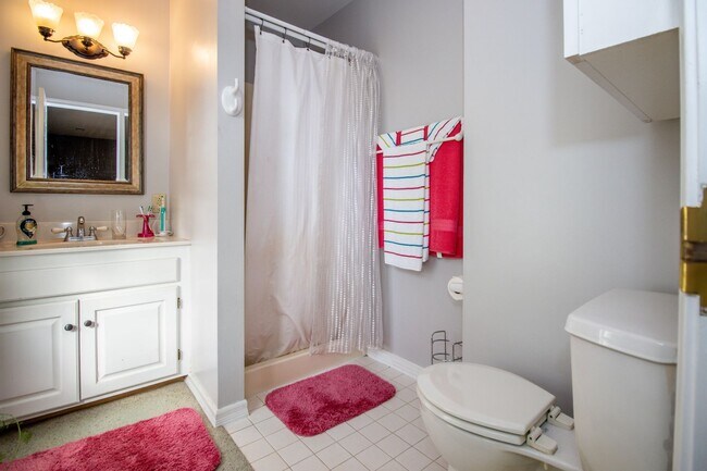 Building Photo - 3 bed, 2.5 bath Duplex