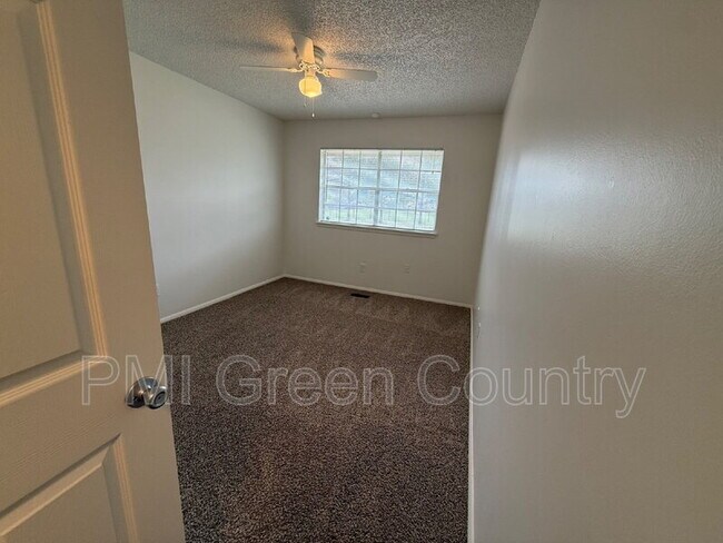 Building Photo - 4722 S 72nd E Ave