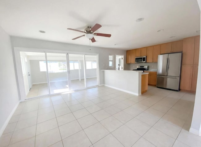 Building Photo - 896 Salina St