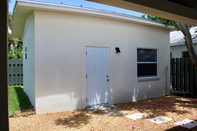 Building Photo - 3211 Floral Ave