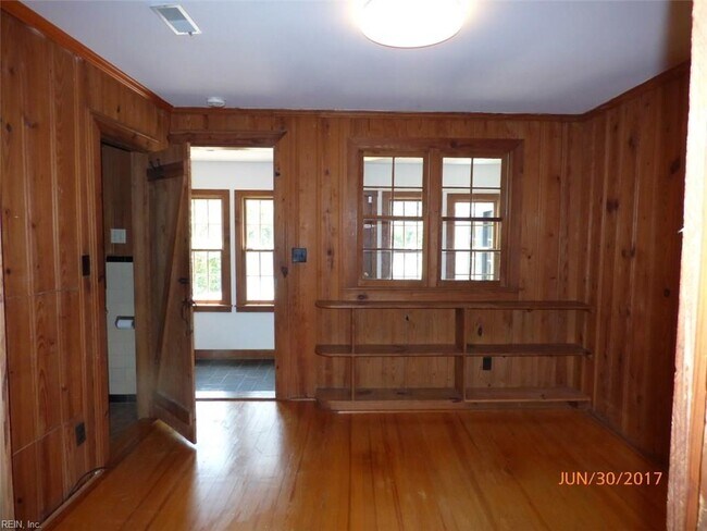 Building Photo - 305 51st St