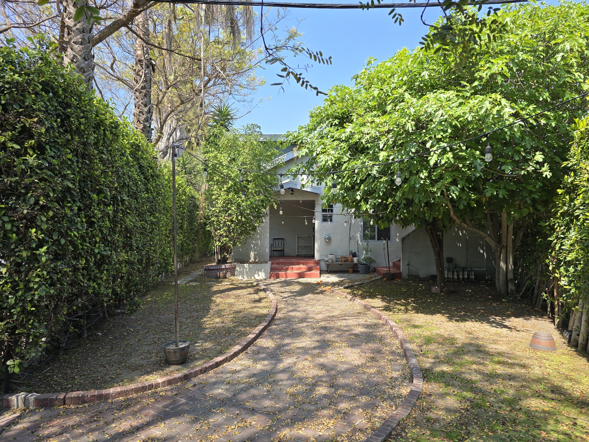 Building Photo - 130 S Hoover St