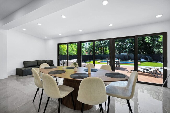 Building Photo - 5313 NE 1st Ave