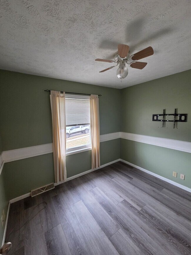 Building Photo - 3 bed 1.5 bath, 2 car garage, fenced in backyard, newly remodeled