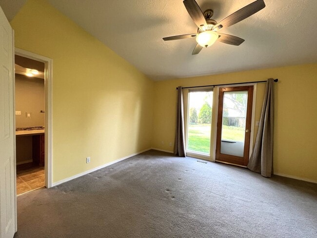 Building Photo - Adorable 3 bed 2 bath home in the Coventry Manor Subdivision just off W State St and N Hartford.