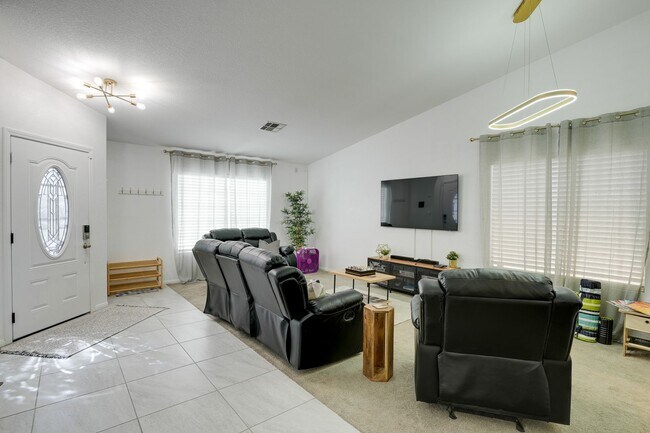 Building Photo - Fully Furnished Single-Story Gem – Spaciou...